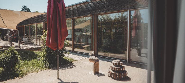 Kita Hanni Kipp Schnecke aus Holz im Außenbereich der Kita "Hanni Kipp - Haus des Kindes"