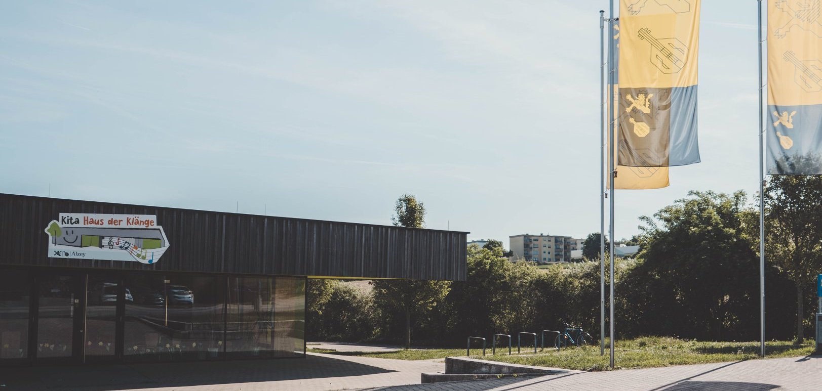 Eingang von Kita "Haus der Klänge" mit dem Außenbereich