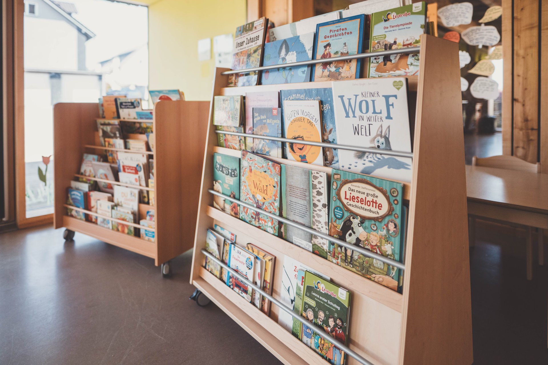 Kita Haus der Klänge Bücher Ecke mit verschiebbaren Regalen voller Kinderbücher