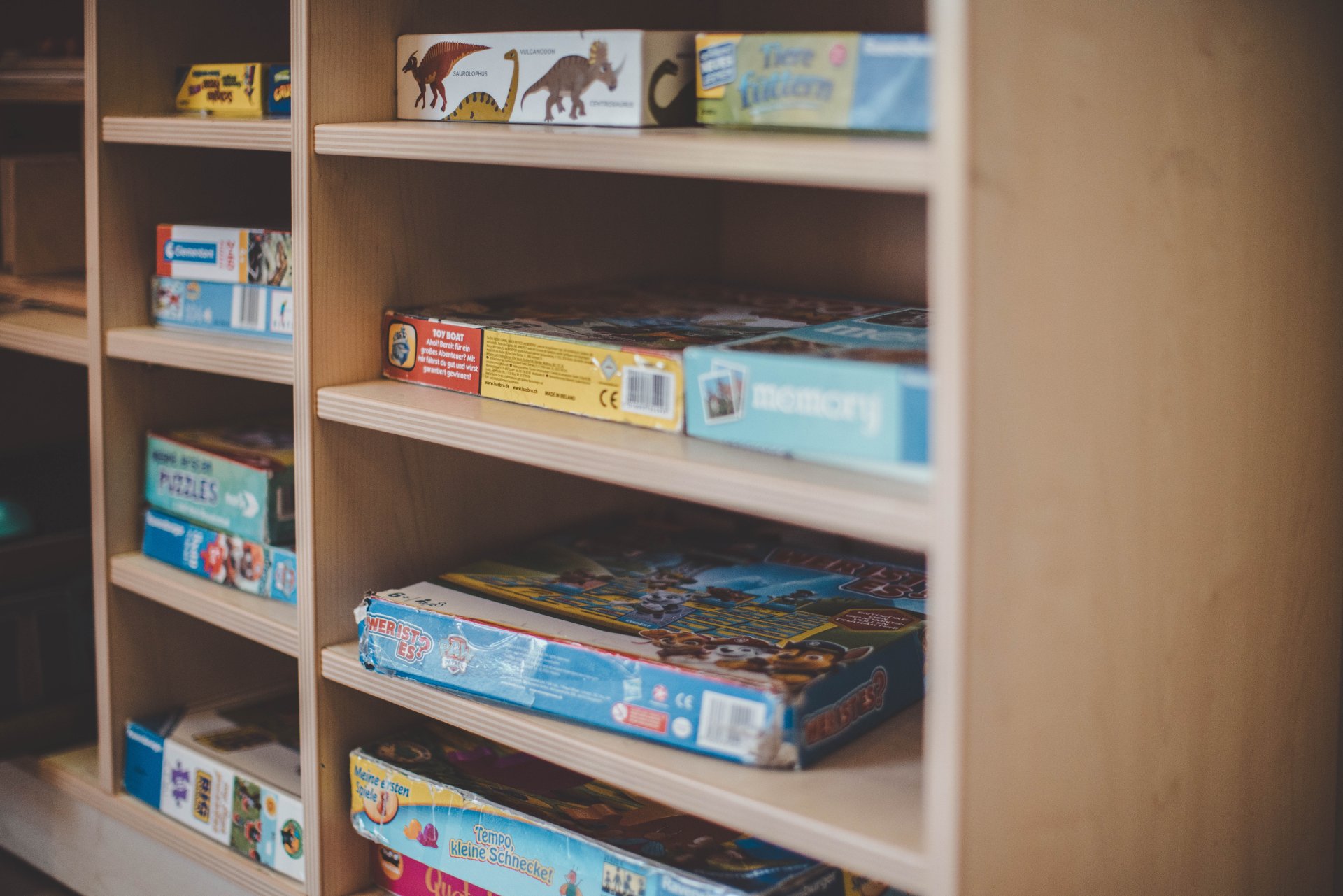 Kita Haus der Klänge verschiedene Spiele im Regal der Kita "Haus der Klänge"