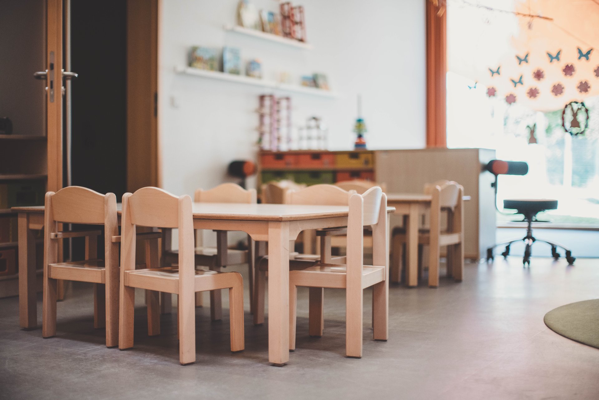 Kita Haus der Klänge Holztisch und Holzstühle in der Kita Haus der Klänge