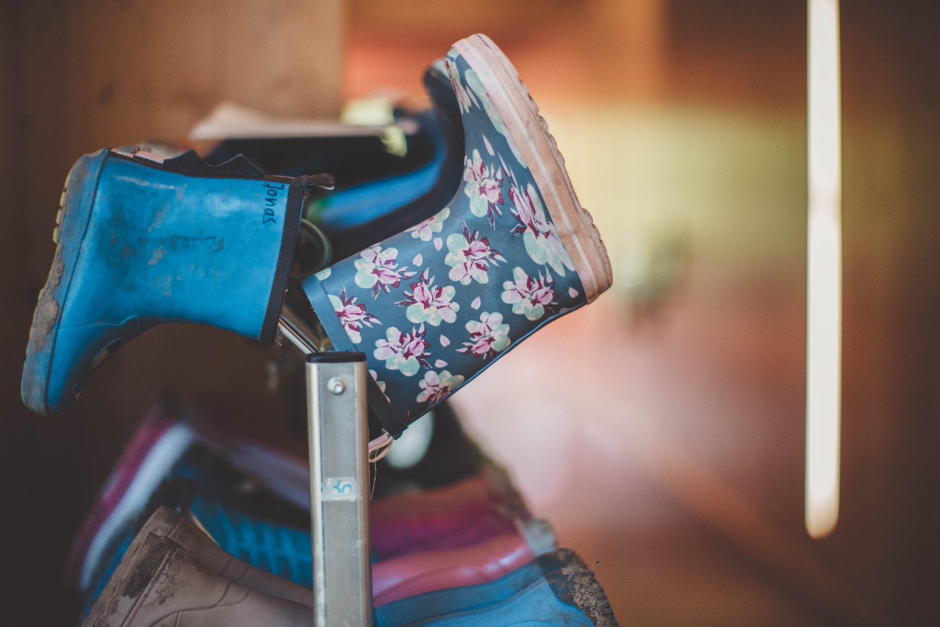 Kita Haus der Klänge viele Regenstiefel in verschiedenen Farben auf einem Regal