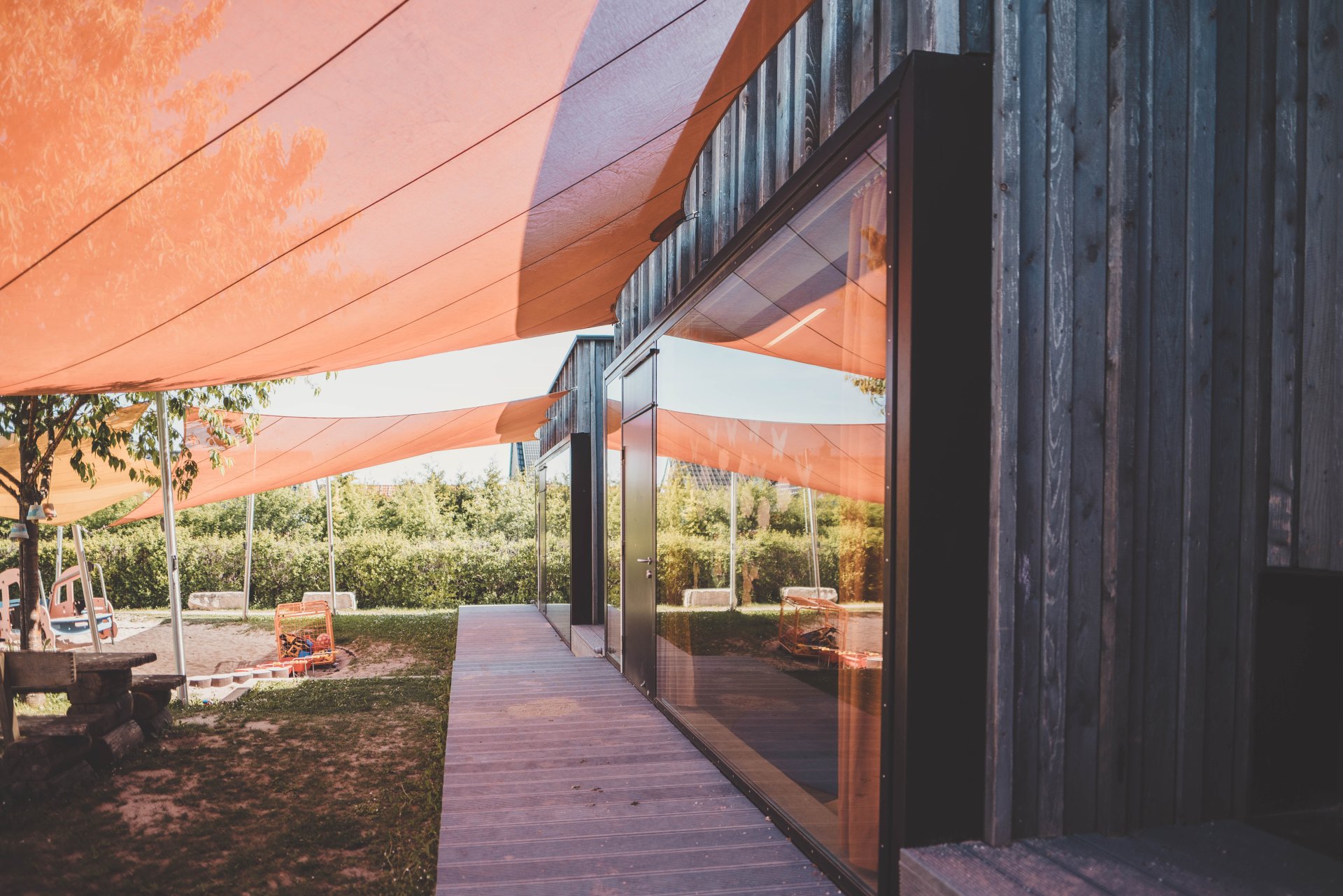 Kita Haus der Klänge Außenwand von dem Außenbereich der Kita "Haus der Klänge"
