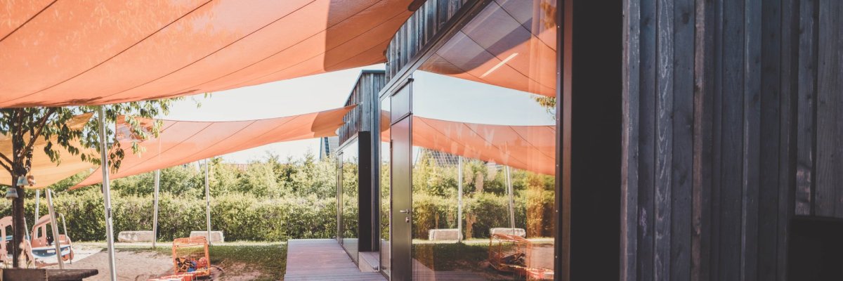 Kita Haus der Klänge Außenwand von dem Außenbereich der Kita "Haus der Klänge"