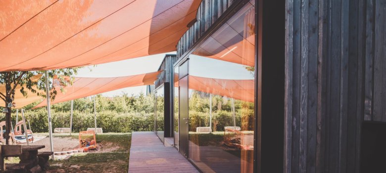 Kita Haus der Klänge Außenwand von dem Außenbereich der Kita "Haus der Klänge"