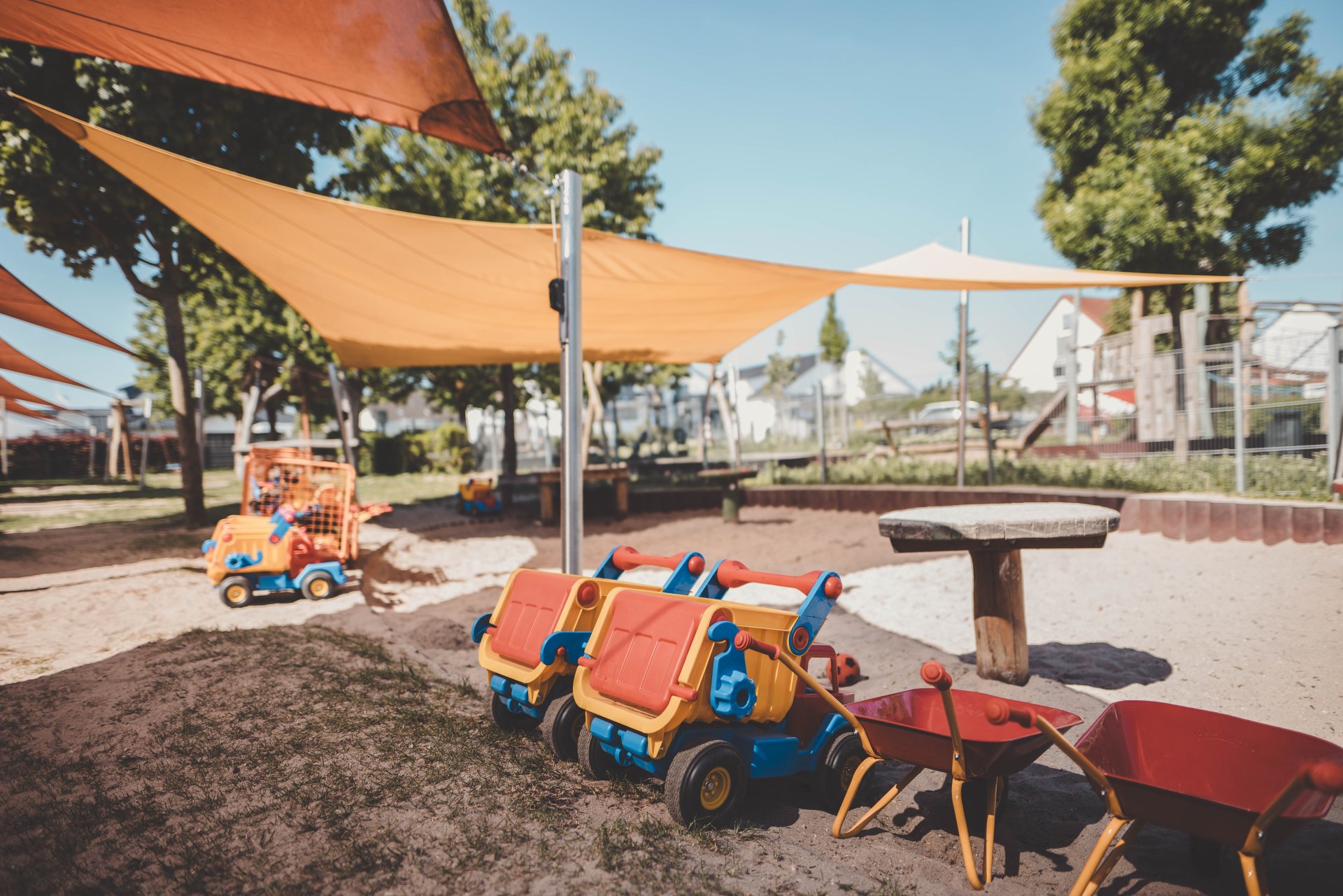 Kita Haus der Klänge Spielzeuge auf dem Außenplatz der Kita "Haus am Klänge"