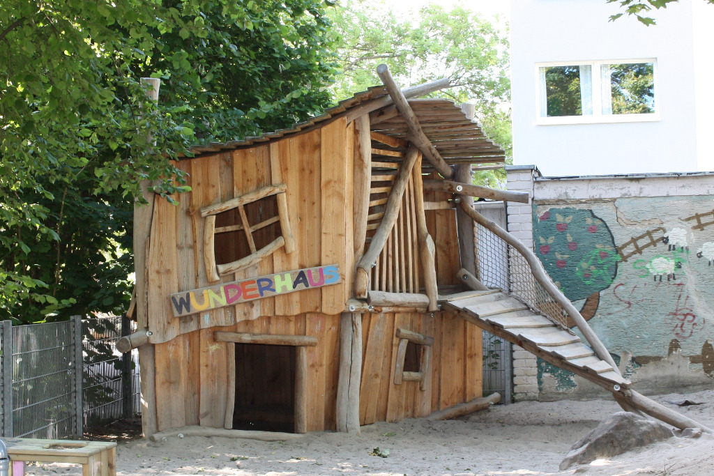 Spielhaus auf dem Außengelände Kita Walter Zuber Holzhaus auf dem Außengelände