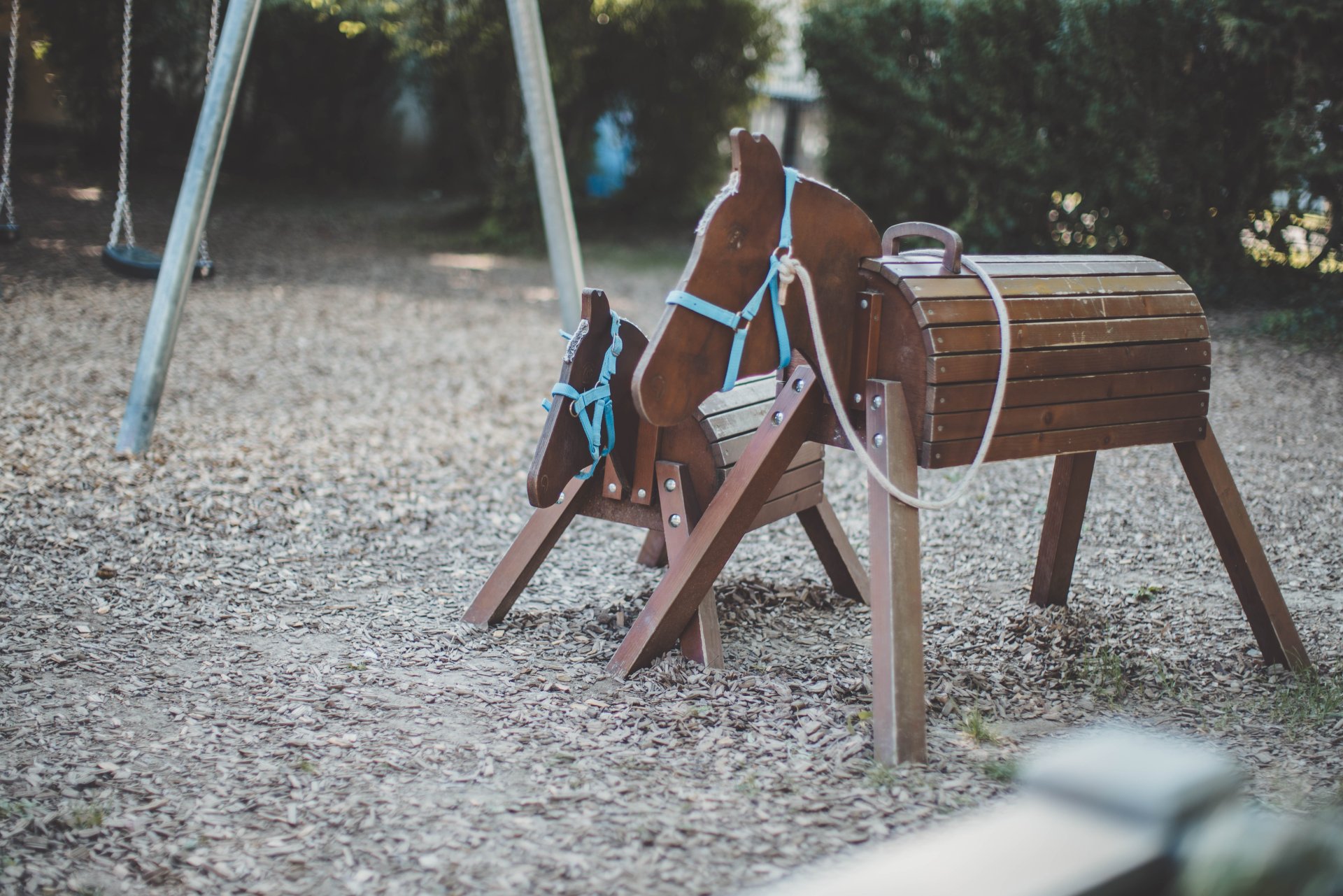 Kita Walter Zuber zwei Holzpferde auf dem Kinderspielplatz