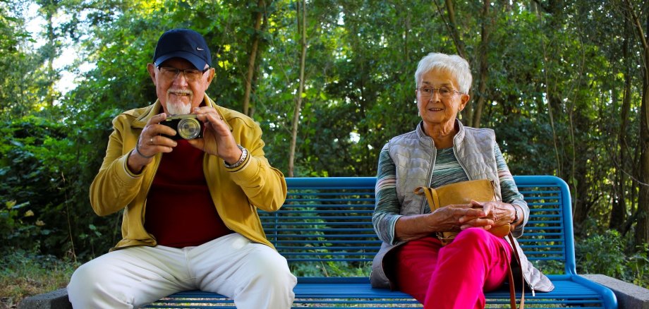 Zwei Rentner auf einer Parkbank