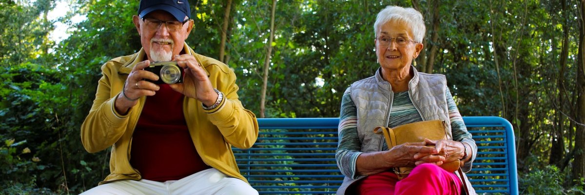 Zwei Rentner auf einer Parkbank