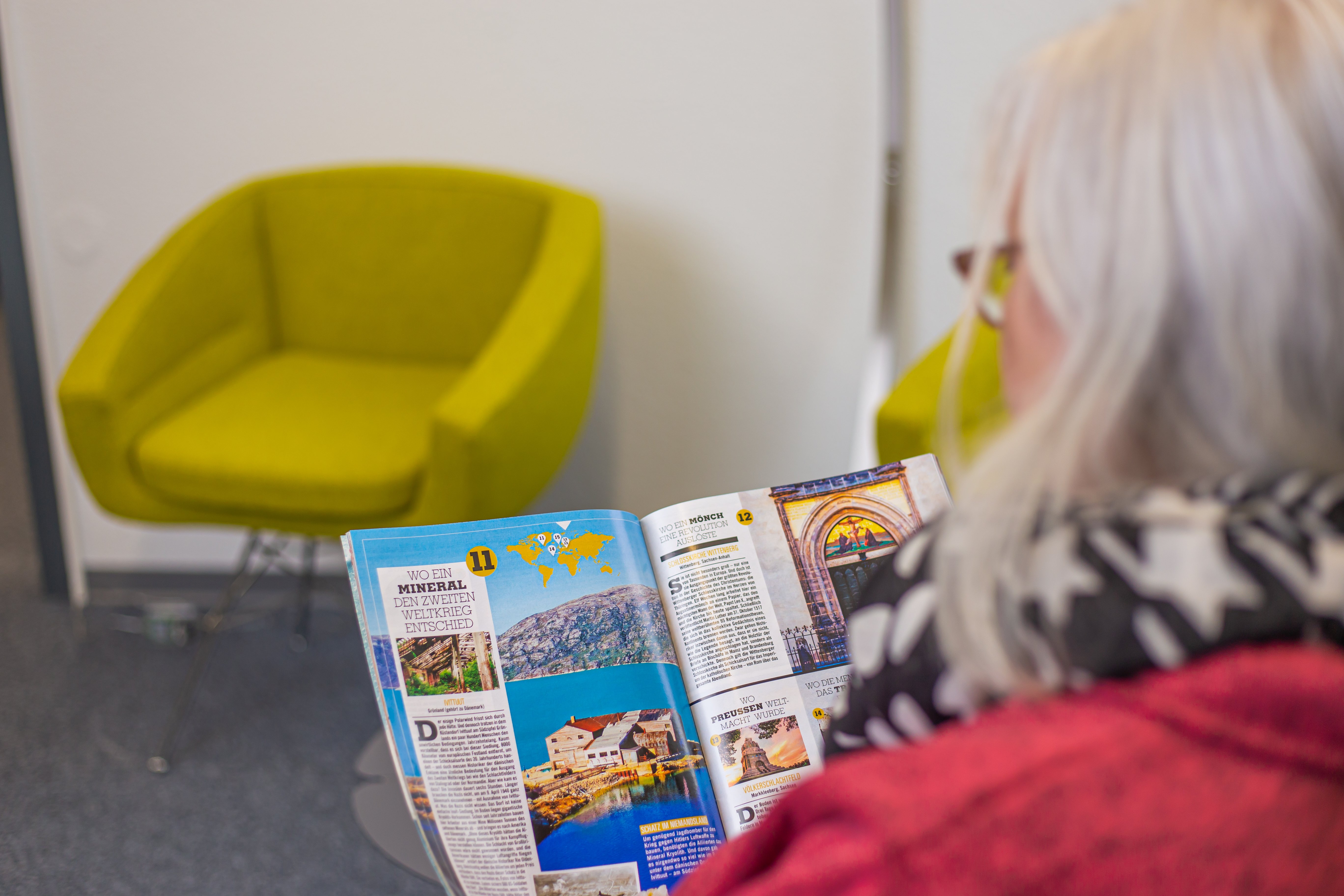 Person liest Zeitschrift in der Bücherei