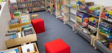 Verschiedene Bücher und Gesellschaftsspiele in der Bücherei