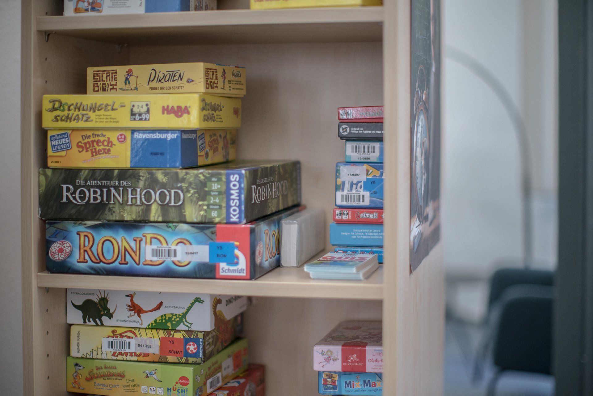 Spiele gestapelt in einem Regal