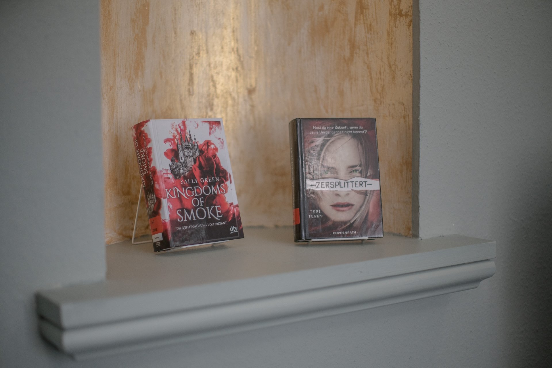 eine Ausstellung von zwei verschiedenen Büchern