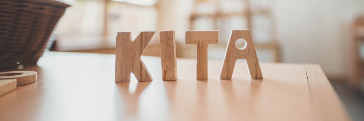 Buchstaben aus Holz und gestellt als das Wort "Kita"