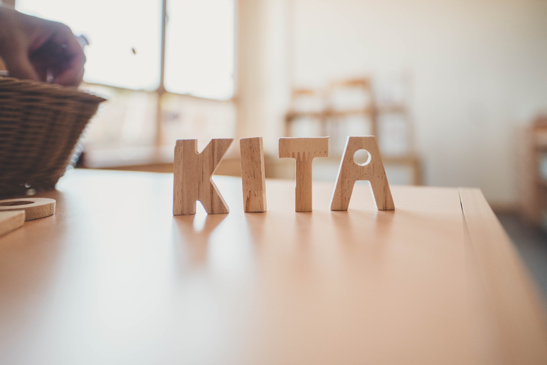 Kindertagesstätten Buchstaben aus Holz und gestellt als das Wort "Kita"