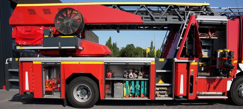 Überdrucklüfter mit Wasserantrieb,
Schleifkorb- und Schwerlasttrage inkl. Aufnahme am Korb
und Verladung des Sprungretters auf der Fahrerseite
Überdrucklüfter mit Wasserantrieb,
Schleifkorb- und Schwerlasttrage inkl. Aufnahme am Korb
und Verladung des Sprungretters auf der Fahrerseite