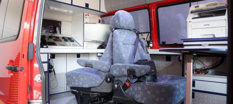 2 Funkarbeitsplätze,
PC für Einsatzdokumentation und Gefahrstoffdatenbank MEMBLEX,
Wärmebildkamera,
Hydranten- und Feuerwehrpläne


