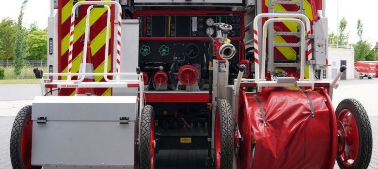 Feuerlöschkreiselpumpe im Heck mit einer Wasserleistung von bis zu 2000 Litern in der Minute. 

Schlauchhaspeln und 
Verkehrssicherung

