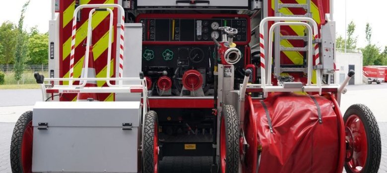 Feuerlöschkreiselpumpe im Heck mit einer Wasserleistung von bis zu 2000 Litern in der Minute. 

Schlauchhaspeln und 
Verkehrssicherung

