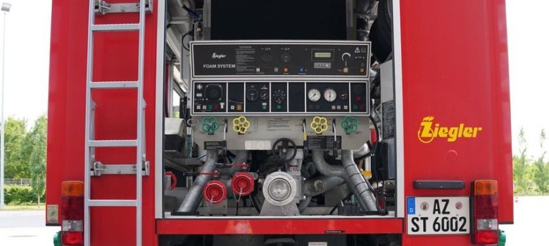 Feuerlöschkreiselpumpe FPN 10-2000,
Löschwassertank mit 2000 Litern,
Schaummitteltank mit 200 Litern und
Dachmonitor („Wasserwerfer“) Feuerlöschkreiselpumpe FPN 10-2000,
Löschwassertank mit 2000 Litern,
Schaummitteltank mit 200 Litern und
Dachmonitor („Wasserwerfer“)