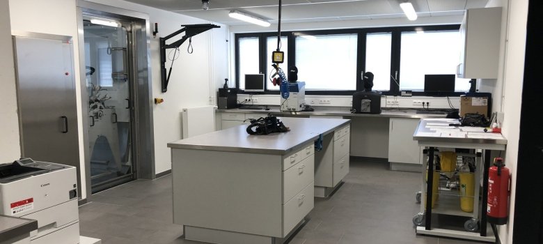 Der Weißbereich der Atemschutzwerkstatt mit Prüfstand für die Atemschutzgeräte. Der Weißbereich der Atemschutzwerkstatt mit Prüfstand für die Atemschutzgeräte.