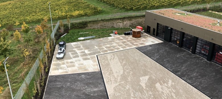 Blick auf den Ausbildungsbereich mit versiegelter Fläche für technische Übungen.
Blick auf den Ausbildungsbereich mit versiegelter Fläche für technische Übungen.