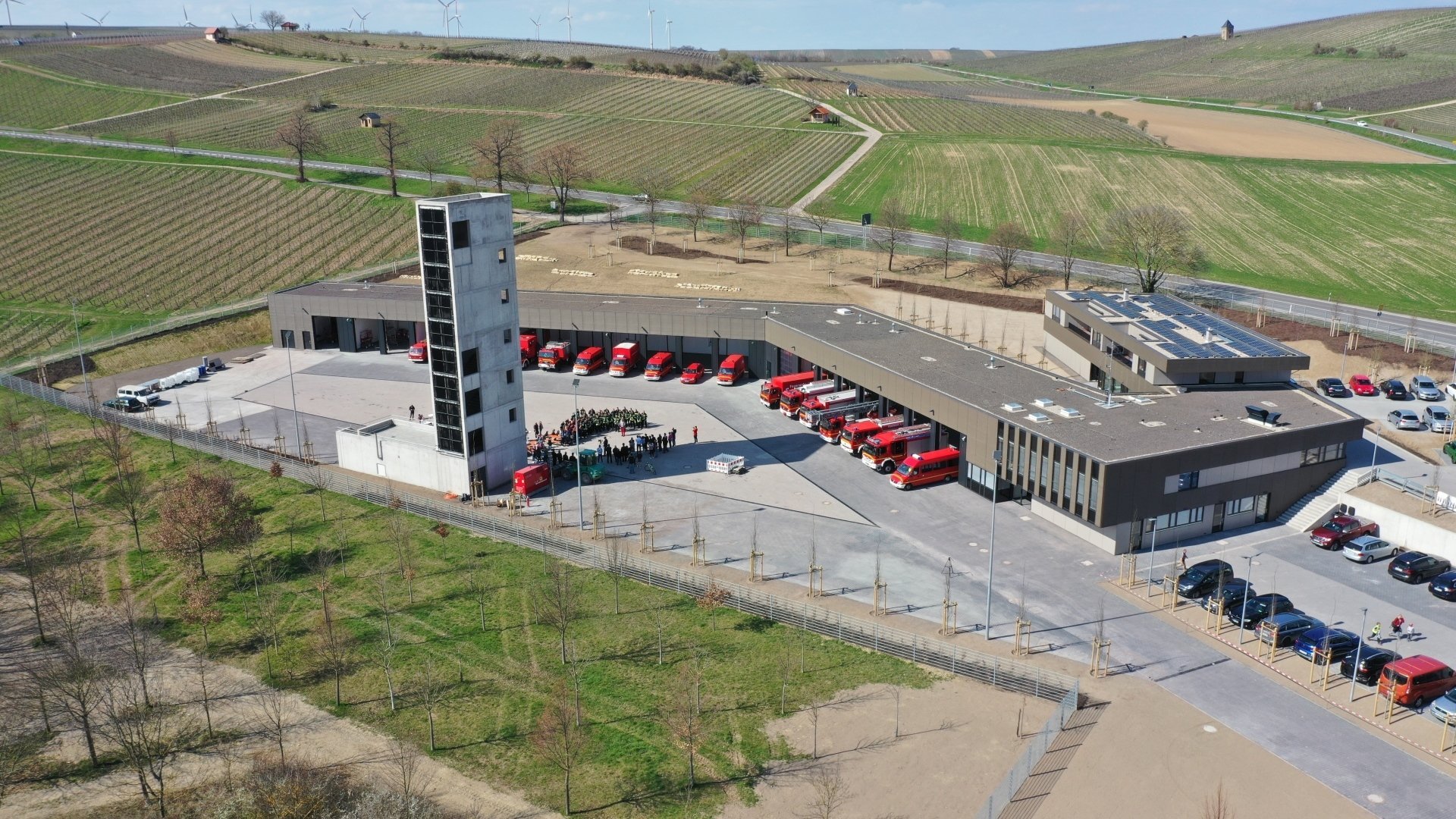 Die neue Feuerwache in der Kreuznacher Straße 112 ist mit ihrer auffälligen Bauweise mittlerweile der neue Blickfang am westlichen Stadtrand. Die neue Feuerwache in der Kreuznacher Straße 112 ist mit ihrer auffälligen Bauweise mittlerweile der neue Blickfang am westlichen Stadtrand.