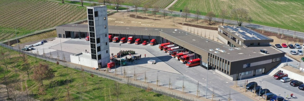 Die neue Feuerwache in der Kreuznacher Straße 112 ist mit ihrer auffälligen Bauweise mittlerweile der neue Blickfang am westlichen Stadtrand.
