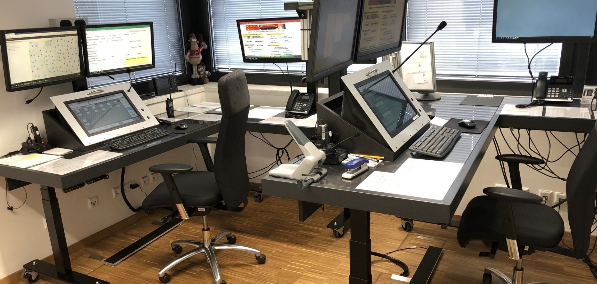 Die Funkarbeitsplätze der neuen FEZ. Beide Tische sind mit modernster Kommunikationstechnik gleichwertig ausgestattet.