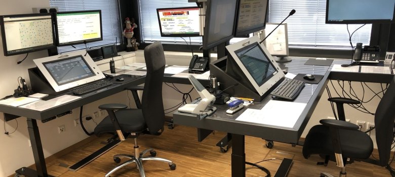 Die Funkarbeitsplätze der neuen FEZ. Beide Tische sind mit modernster Kommunikationstechnik gleichwertig ausgestattet. Die Funkarbeitsplätze der neuen FEZ. Beide Tische sind mit modernster Kommunikationstechnik gleichwertig ausgestattet.