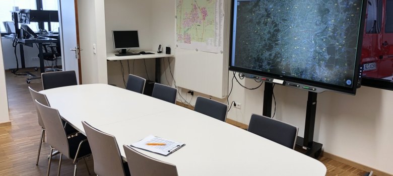 Blick in den Aufenthaltsraum neben der FEZ. Bei größeren Einsätzen (Bränden, Unwetter, Gefahrgut) kann dieser als kleiner Stabsraum genutzt werden, um die Einsatzleitung vor Ort zu unterstützen. Blick in den Aufenthaltsraum neben der FEZ. Bei größeren Einsätzen (Bränden, Unwetter, Gefahrgut) kann dieser als kleiner Stabsraum genutzt werden, um die Einsatzleitung vor Ort zu unterstützen.