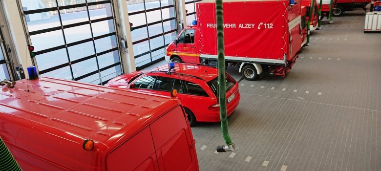 Blick auf die Fahrzeuge in Halle 2. Blick auf die Fahrzeuge in Halle 2.