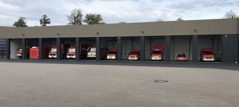 In der hinteren Fahrzeughalle 2 sind weitere Fahrzeuge, unter anderem die des Gefahrstoffzuges Landkreis Alzey-Worms untergebracht. Die Halle verfügt über insgesamt 10 Stellplätze, ein angrenzendes Materiallager und eine Waschhalle.
In der hinteren Fahrzeughalle 2 sind weitere Fahrzeuge, unter anderem die des Gefahrstoffzuges Landkreis Alzey-Worms untergebracht. Die Halle verfügt über insgesamt 10 Stellplätze, ein angrenzendes Materiallager und eine Waschhalle.