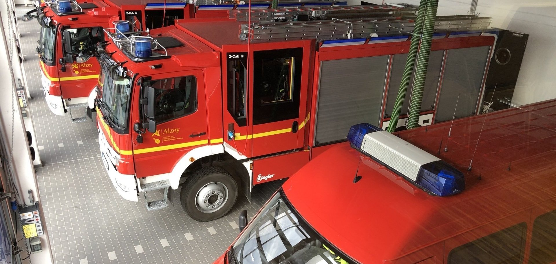 Halle 1 mit insgesamt sieben Stellplätzen. Hier sind unter anderem der Einsatzleitwagen sowie die HLFs 1 und 2 und die Drehleiter DLK 23/12 untergebracht.