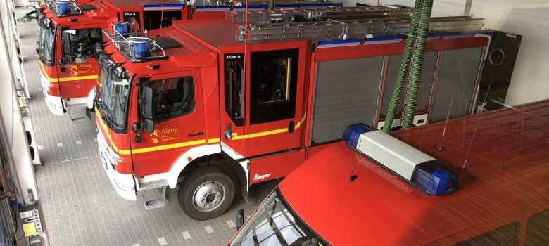 Halle 1 mit insgesamt sieben Stellplätzen. Hier sind unter anderem der Einsatzleitwagen sowie die HLFs 1 und 2 und die Drehleiter DLK 23/12 untergebracht. Halle 1 mit insgesamt sieben Stellplätzen. Hier sind unter anderem der Einsatzleitwagen sowie die HLFs 1 und 2 und die Drehleiter DLK 23/12 untergebracht.