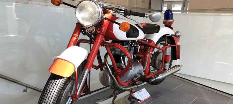 Das Meldekrad aus dem Baujahr 1955. Die BMW 25/3 verfügt über einen Einzylinder Viertaktmotor mit 13 PS. Bis zur Einführung von Funkgeräten musste man sich als Einsatzleiter für die Nachforderung von Kräften entweder ein Telefon suchen oder den Kradmelder zurück zum Gerätehaus schicken.