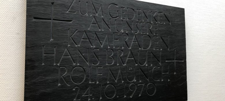 Blick auf die Gedenktafel der im Jahr 1970 bei einem Einsatz ums Leben gekommenen Kameraden Hans Braun und Rolf Münch