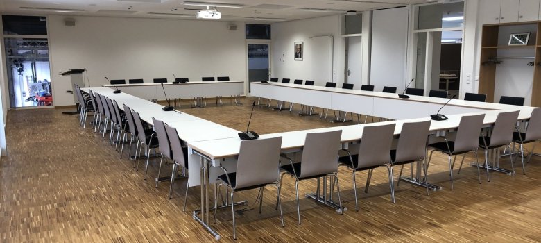 Der große Sitzungssaal ist mit zwei Beamern und Audiotechnik ausgestattet. Hier finden regelmäßig Sitzungen der Stadtverwaltung statt. Je nach Aufstellung kann der Raum von bis zu 80 Personen genutzt werden. Der Sitzungssaal lässt sich nach Bedarf in zwei Räume trennen. Im Einsatzfall wird der Raum bei großen Schadenslagen als Stabsraum des Landkreises Alzey-Worms genutzt Der große Sitzungssaal ist mit zwei Beamern und Audiotechnik ausgestattet. Hier finden regelmäßig Sitzungen der Stadtverwaltung statt. Je nach Aufstellung kann der Raum von bis zu 80 Personen genutzt werden. Der Sitzungssaal lässt sich nach Bedarf in zwei Räume trennen. Im Einsatzfall wird der Raum bei großen Schadenslagen als Stabsraum des Landkreises Alzey-Worms genutzt