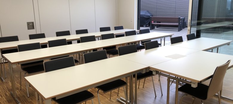 Abgetrennter Schulungsraum zum Beispiel für Kreisausbildungslehrgänge. Der Raum ist mit Beamer, portablem Whiteboard ausgestattet und bietet Platz für 18 Teilnehmer Abgetrennter Schulungsraum zum Beispiel für Kreisausbildungslehrgänge. Der Raum ist mit Beamer, portablem Whiteboard ausgestattet und bietet Platz für 18 Teilnehmer