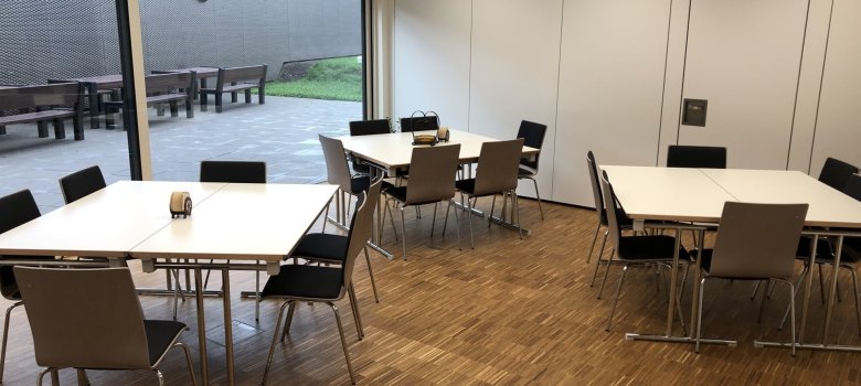 Blick in die Florianstube (Kantine) der Feuerwache. Hier können sich die Kameradinnen und Kameraden während und nach Einsätzen aufhalten und austauschen. Die vom Förderverein finanzierte Einbauküche mit Herd, zwei Spülmaschinen und Schubladenkühlschränken bietet alle Möglichkeiten zur Verpflegung
Blick in die Florianstube (Kantine) der Feuerwache. Hier können sich die Kameradinnen und Kameraden während und nach Einsätzen aufhalten und austauschen. Die vom Förderverein finanzierte Einbauküche mit Herd, zwei Spülmaschinen und Schubladenkühlschränken bietet alle Möglichkeiten zur Verpflegung