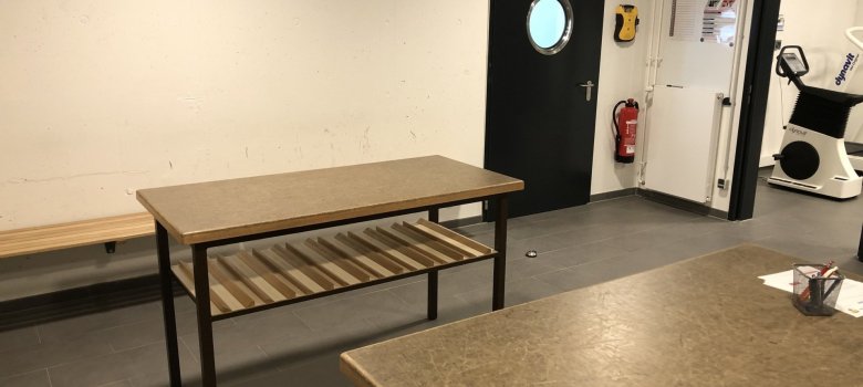 Vorbereitung und Umkleidebereich mit persönlichen Wertfächern für die teilnehmenden Besucher der Atemschutzstrecke. Vorbereitung und Umkleidebereich mit persönlichen Wertfächern für die teilnehmenden Besucher der Atemschutzstrecke.