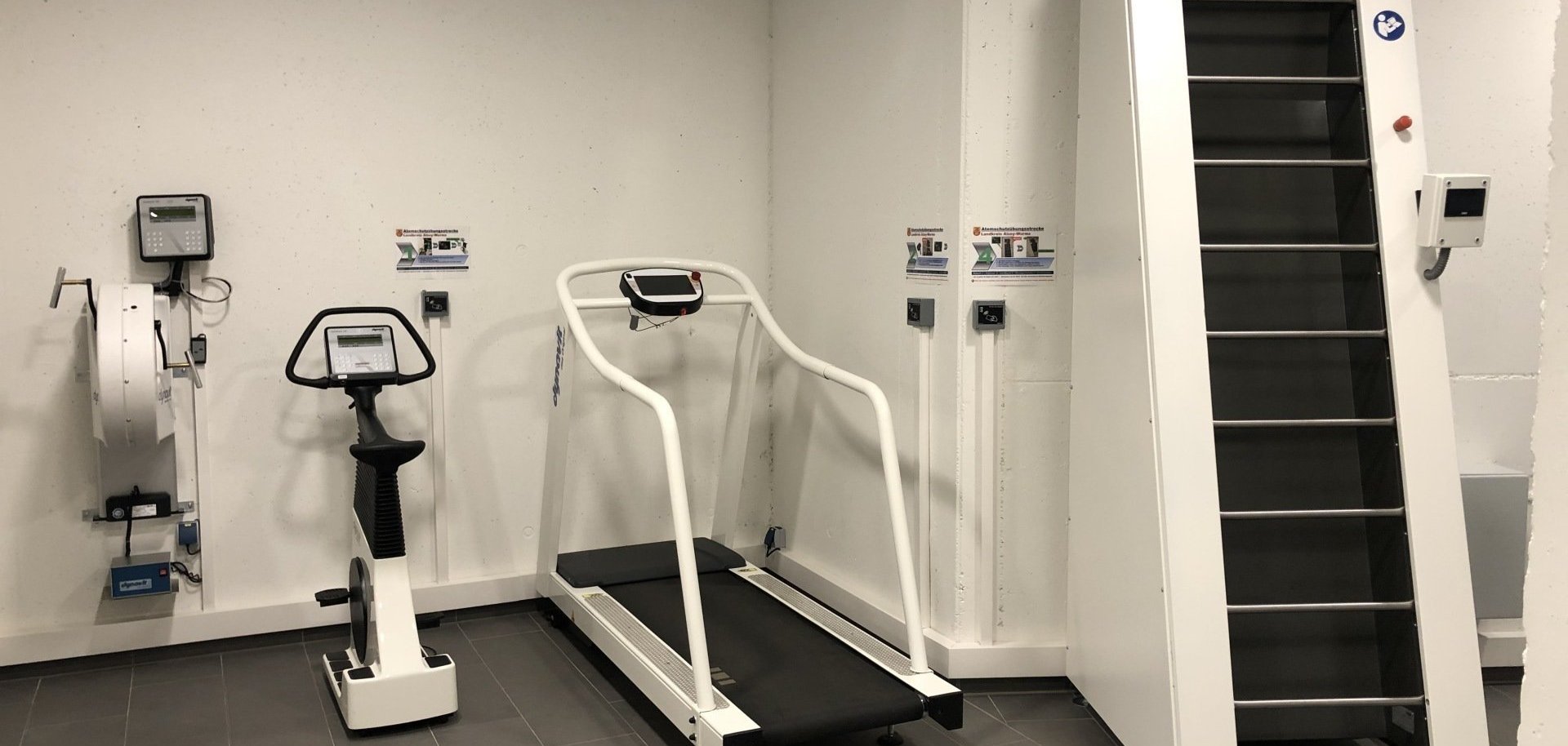 Fitnessgeräte zur Erbringung der geforderten Leistung mit Fahrradergometer, Laufband und Endlosleiter.