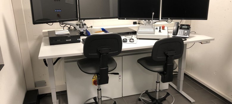 Kontrollraum der Atemschutzübungsstrecke zur Überwachung der Teilnehmer in der Strecke und Steuerung der Technik.
Kontrollraum der Atemschutzübungsstrecke zur Überwachung der Teilnehmer in der Strecke und Steuerung der Technik.