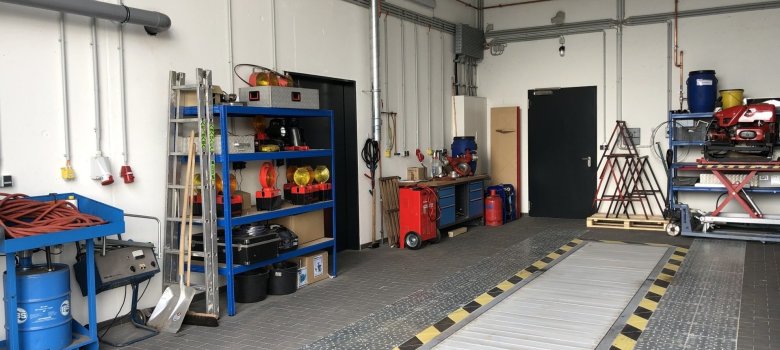 Blick in die KFZ Werkstatt zwischen den Fahrzeughallen 1 und 2
Blick in die KFZ Werkstatt zwischen den Fahrzeughallen 1 und 2