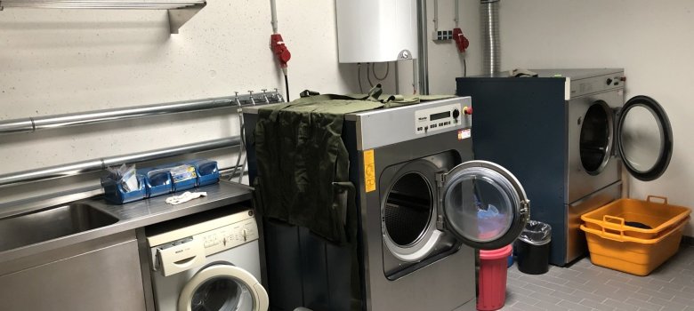 Wäscheraum zur Reinigung verschmutzter Einsatzkleidung und persönlicher Schutzausrüstung mit Industriewaschmaschine und Trockner
Wäscheraum zur Reinigung verschmutzter Einsatzkleidung und persönlicher Schutzausrüstung mit Industriewaschmaschine und Trockner