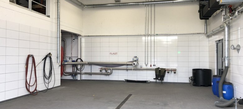 Die Waschhalle mit Pumpenprüfstand für Feuerlöschkreiselpumpen
Die Waschhalle mit Pumpenprüfstand für Feuerlöschkreiselpumpen