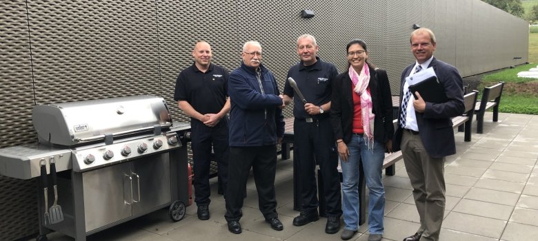 2019 Beschaffung eines neuen Gasgrills und Sitzgelegenheiten im Terrassenbereich der neuen Feuerwache. Damit steht dem nächsten Grillfest nichts mehr im Wege
2019 Beschaffung eines neuen Gasgrills und Sitzgelegenheiten im Terrassenbereich der neuen Feuerwache. Damit steht dem nächsten Grillfest nichts mehr im Wege