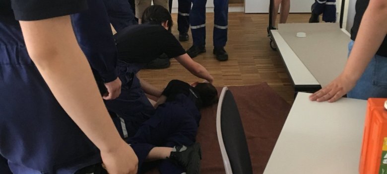 Erste Hilfe hat bei uns auch einen hohen Stellenwert. Die Kinder und Jugendlichen lernen sich richtig zu verhalten Erste Hilfe hat bei uns auch einen hohen Stellenwert. Die Kinder und Jugendlichen lernen sich richtig zu verhalten