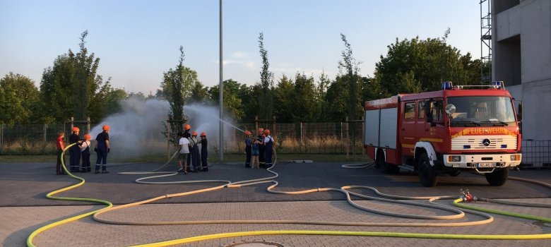 Wasser marsch! Die Jugendfeuerwehr beim Üben eines Löschangriffs Wasser marsch! Die Jugendfeuerwehr beim Üben eines Löschangriffs